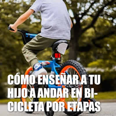 un niño en bicicleta con rueditas
