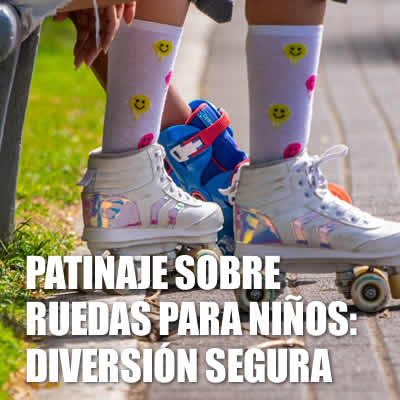 niño con patines sobre ruedas, imagen parcial de los pies