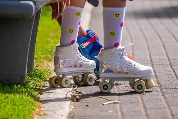 niño con patines sobre ruedas, imagen parcial de los pies