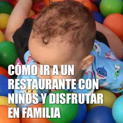 niño pequeño en un pelotero
