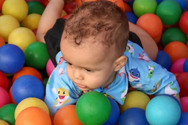 un niño pequeño en un pelotero