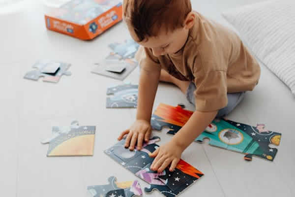 niño pequeño armando rompecabezas